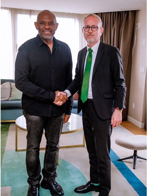 Tony Elumelu avec le directeur général de l'Agence norvégienne pour le développement (NORAD), Bard Vegar Solhjell.